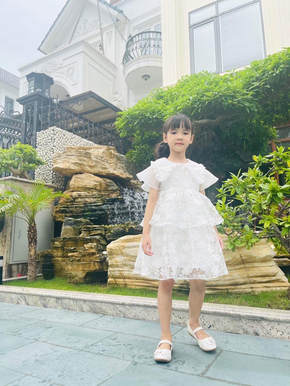 Váy công chúa màu trắng cho bé