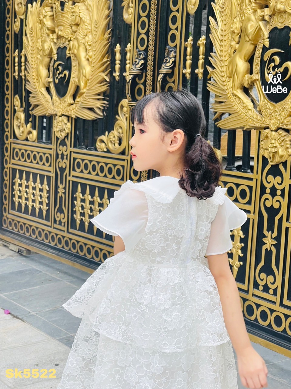 Váy công chúa màu trắng cho bé