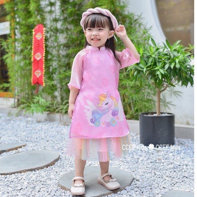 Áo dài cách tân kèm mấn cho bé